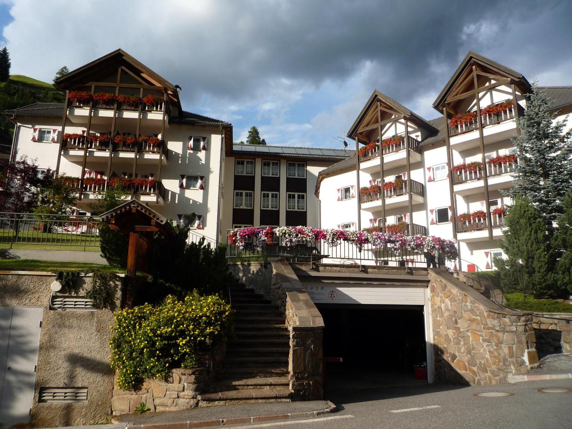 Residence Hotel Casa Metz Santa Cristina Val Gardena Exterior foto
